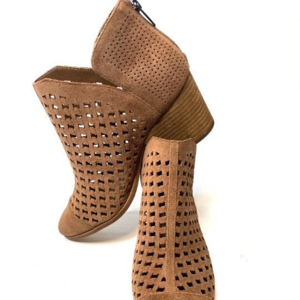 NEW! VINCE CAMUTO Tan Suede Bootie 10W